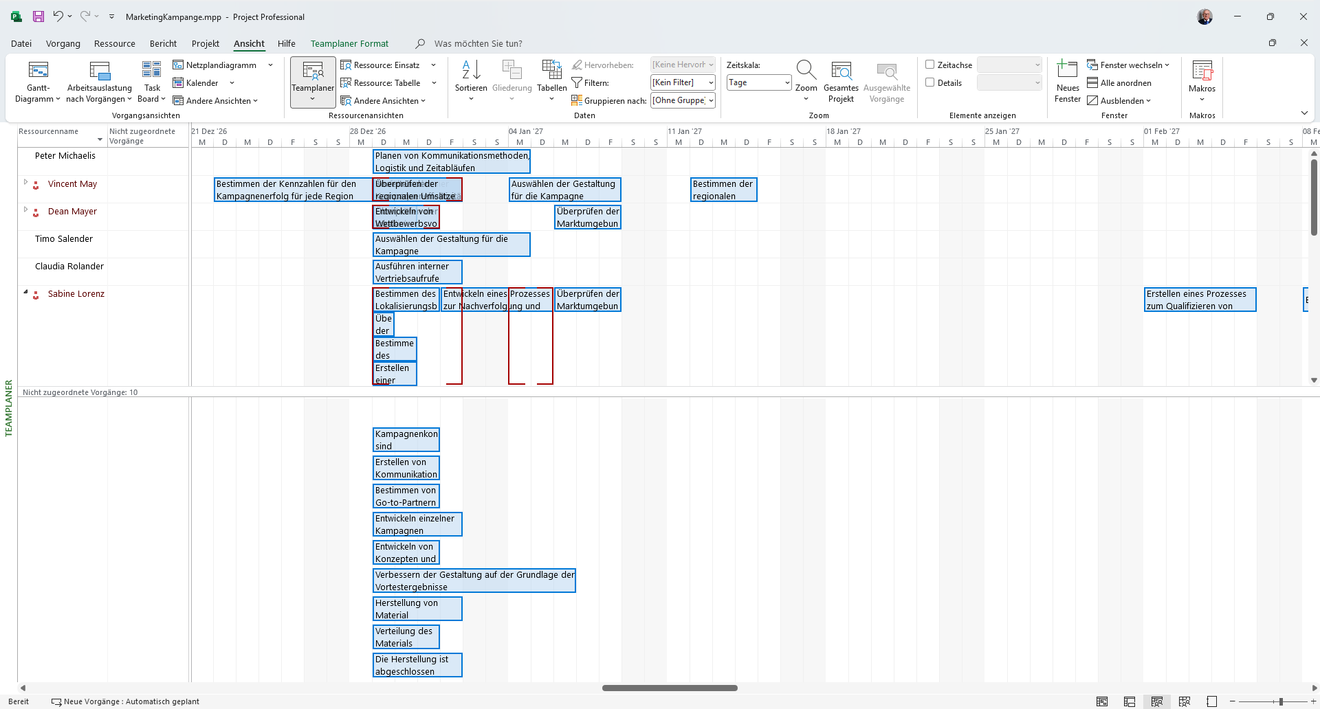 Teamplaner-Ansicht mit rot umrandeten, zeitlich überlappenden Vorgängen bei einer überlasteten Ressource.